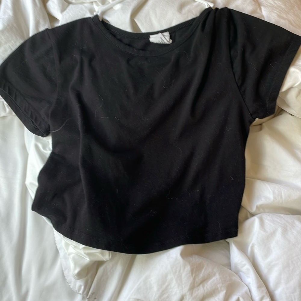 Black cropped tee
